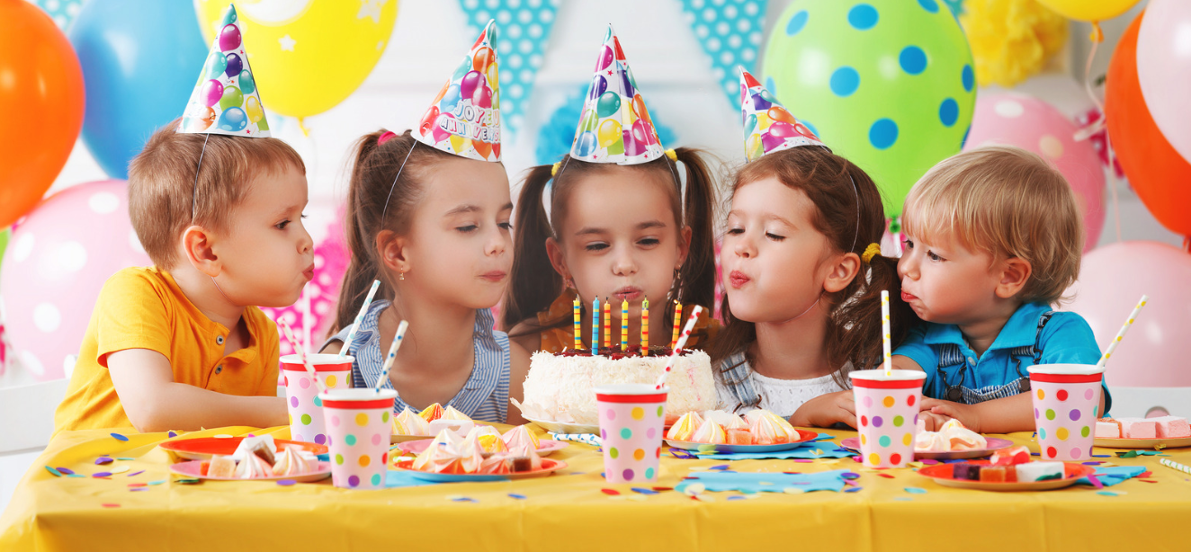 Enfants soufflant les bougies d'anniversaire