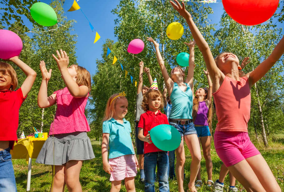 Enfants jouant avec des ballons en plein air