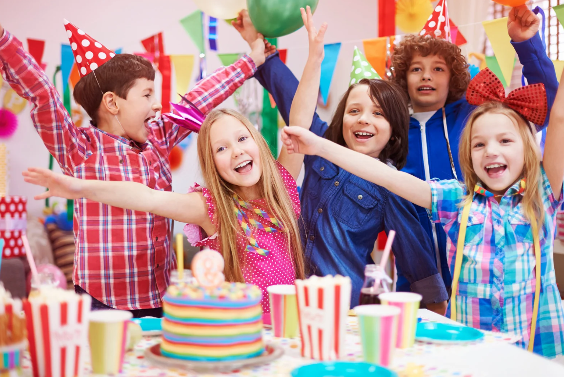 Enfants fêtant un anniversaire à la carte